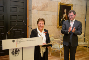 Alemania honra la trayectoria de Helga de Alvear