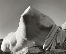 Grecia, Cícladas, Isla de Delos, Torso de Ophelius Ferus II © Herbert List / Magnum Photos