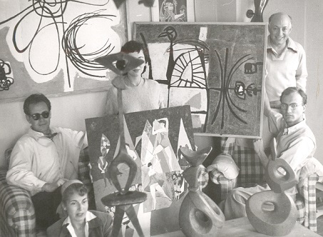 De derecha a izquierda, Manuel Millares. Fred Cohen, Elvireta Escobio, Martín Chirino y Trudy Heisenberg en la casa de Millares, Las Palmas 1955.